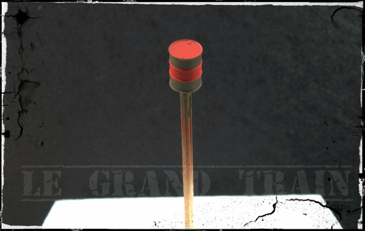 Pintando e envelhecendo castings - Tambor de 100 litros aberto com sucata